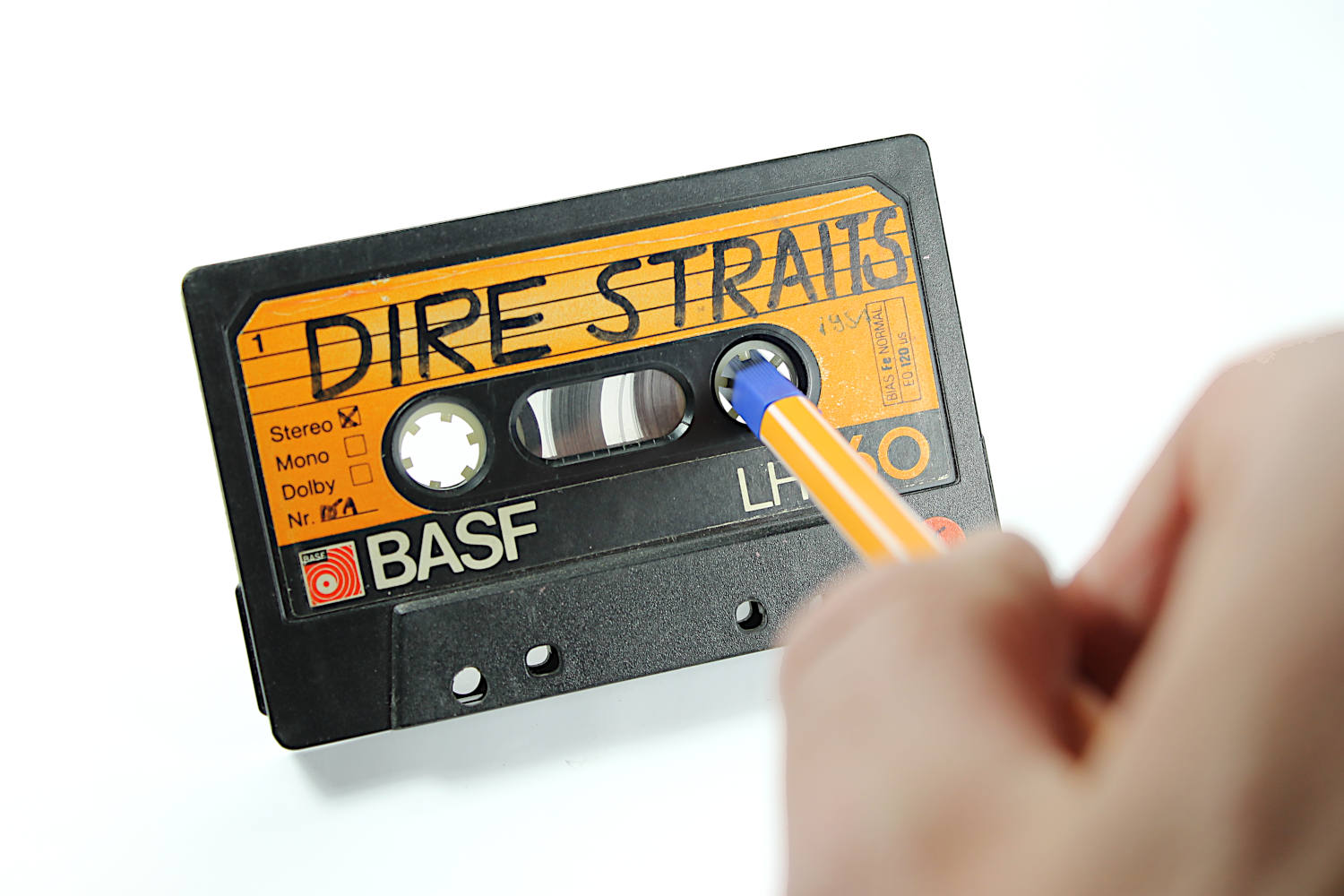 Kassette mit Stift zum Aufwickeln des Bandes