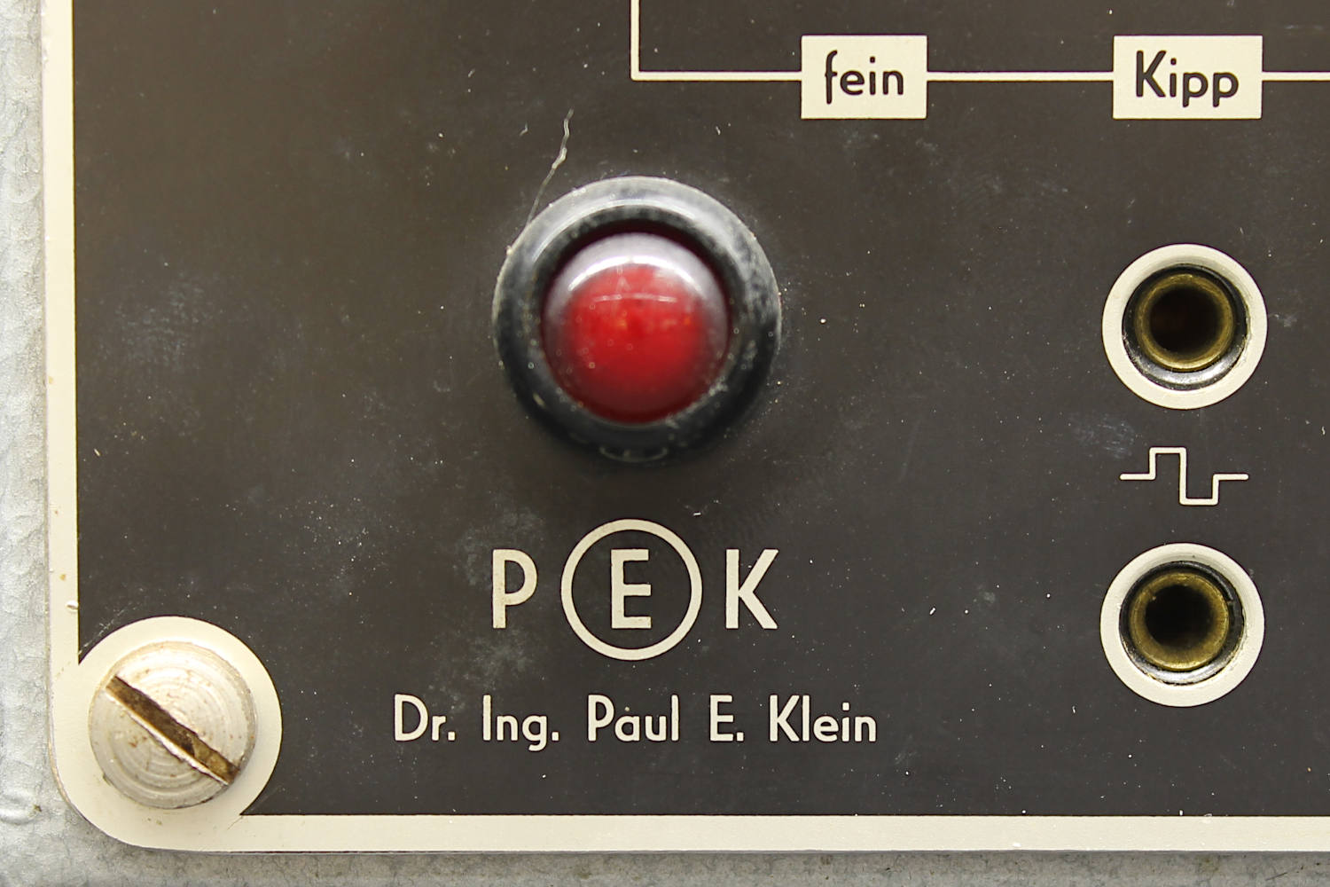 Frühes Oszilloskop mit PEK-Logo Frühes Oszilloskop mit PEK-Logo