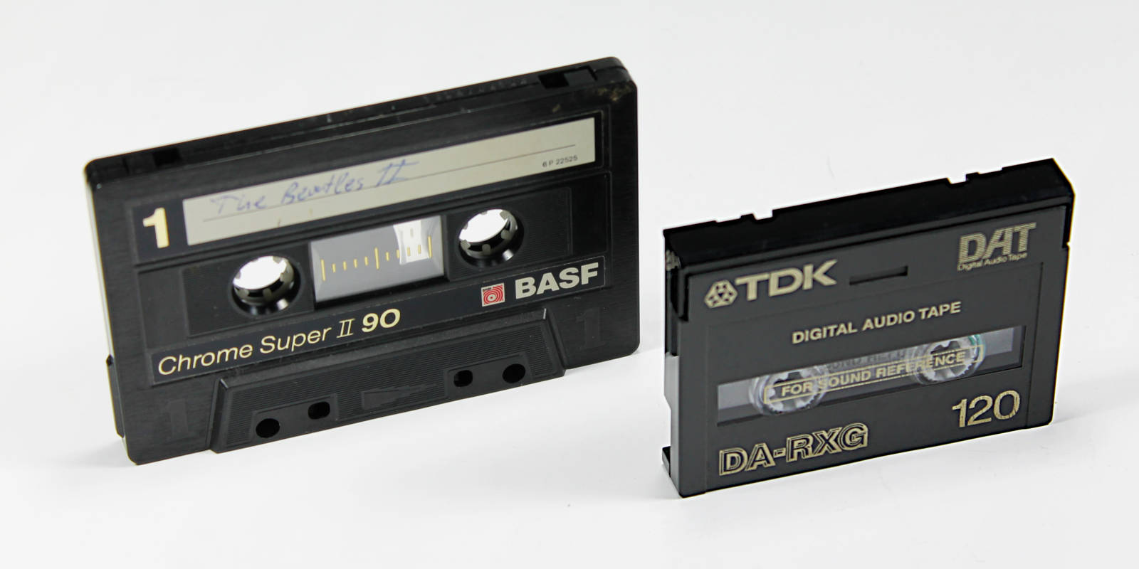 Links: Kompaktkassette, rechts: DAT-Kassette